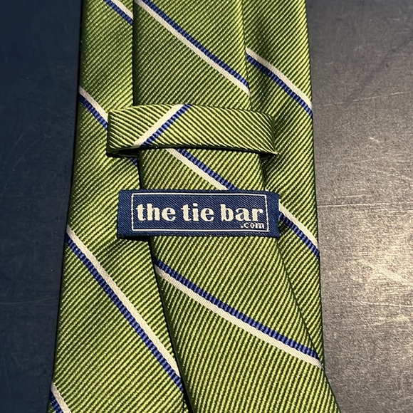 NWOT 100% silk men’s necktie from The Tie Bar.com 60” long by 4” wide - Picture 2 of 4
